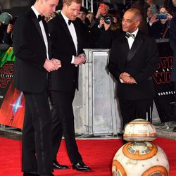Los Príncipes Guillermo y Harry saludan a BB-8 en el estreno de 'Star Wars: Los Últimos Jedi'