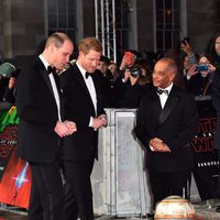 Los Príncipes Guillermo y Harry saludan a BB-8 en el estreno de 'Star Wars: Los Últimos Jedi'