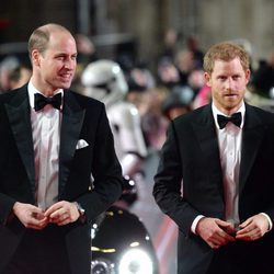 Los Príncipes Guillermo y Harry en el estreno de 'Star Wars: Los Últimos Jedi'