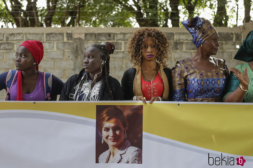 Mujeres senegalesas esperan a la Reina Letizia en la Universidad de Ziguinchor