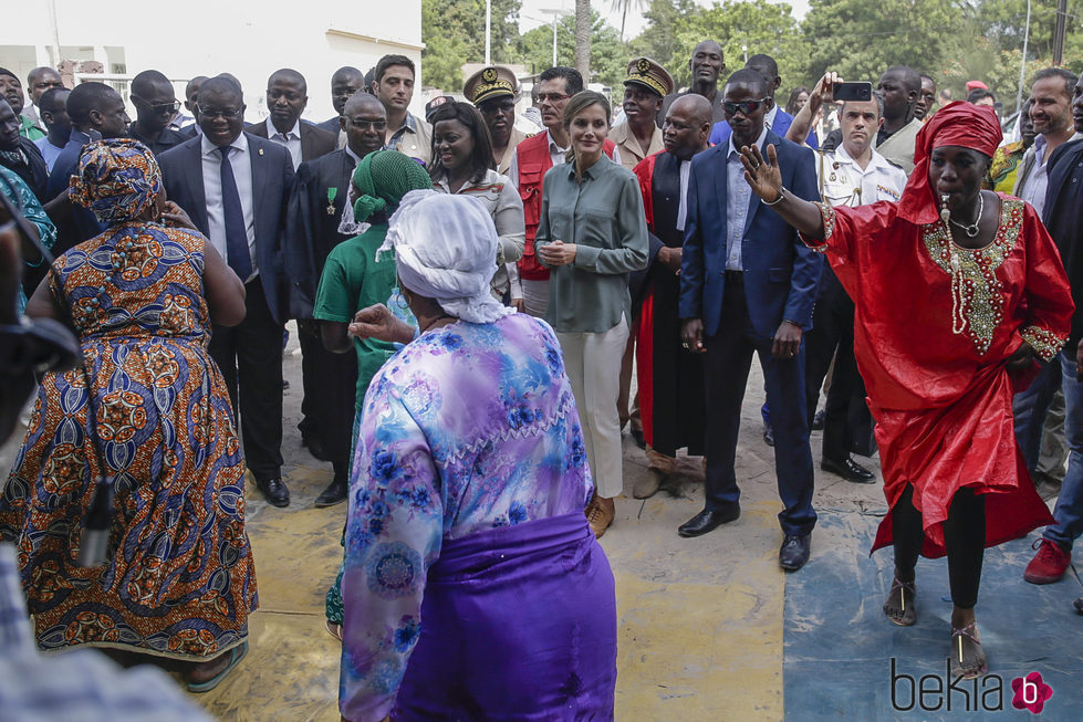 La Reina Letizia contempla unos bailes en la Universidad de Ziguinchor en Senegal