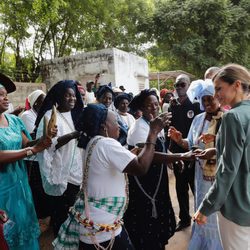 La Reina Letizia saluda a unas mujeres en la Universidad de Ziguinchor en Senegal