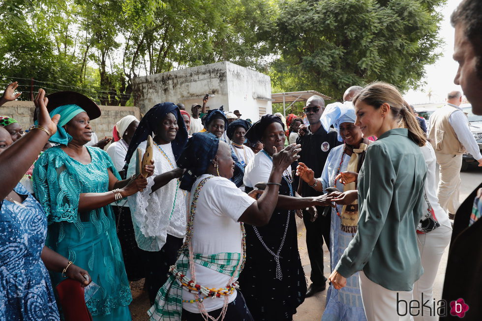 La Reina Letizia saluda a unas mujeres en la Universidad de Ziguinchor en Senegal