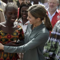La Reina Letizia, muy cariñosa con una joven en la granja Naatangué de Senegal
