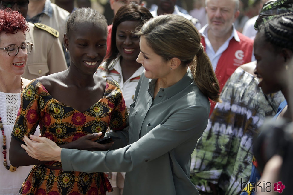 La Reina Letizia, muy cariñosa con una joven en la granja Naatangué de Senegal