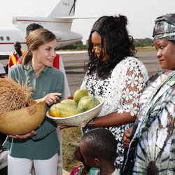 La Reina Letizia recibe un regalos en el final de su viaje a Senegal