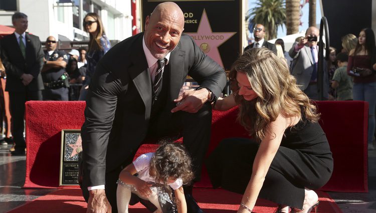 Dwayne Johnson recibe su estrella en el paseo de la fama junto a su familia