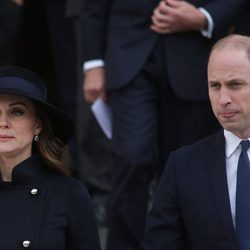 Kate Middleton y el Príncipe Guillermo en el aniversario del incendio de la Torre Grenfell