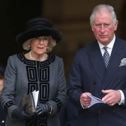 El Príncipe Carlos de Inglaterra y Camila de Cornualles en el aniversario del incendio de la Torre Grenfell
