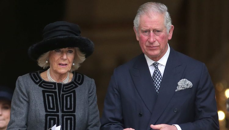 El Príncipe Carlos de Inglaterra y Camila de Cornualles en el aniversario del incendio de la Torre Grenfell