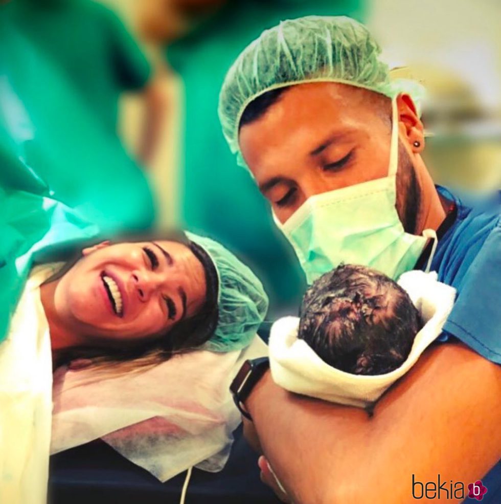 Primera imagen de Tamara Gorro y Ezequiel Garay con su hijo Antonio recién nacido