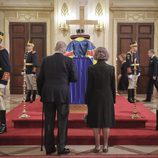 Los Reyes Juan Carlos y Sofía en la capilla ardiente de Miguel de Rumanía