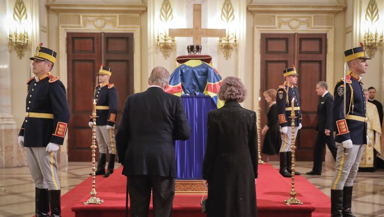 Los Reyes Juan Carlos y Sofía en la capilla ardiente de Miguel de Rumanía
