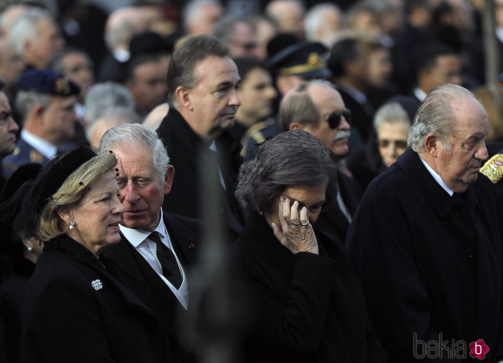 La Reina Sofía, muy afectada en el funeral de Miguel de Rumanía junto al Rey Juan Carlos, el Príncipe Carlos y Ana María de Grecia