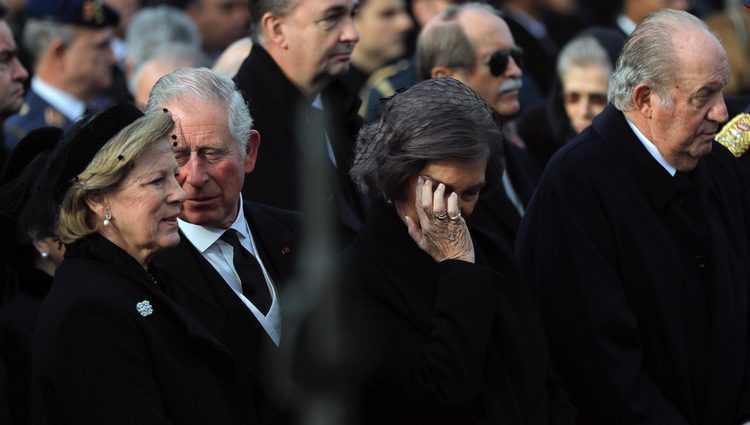 La Reina Sofía, muy afectada en el funeral de Miguel de Rumanía junto al Rey Juan Carlos, el Príncipe Carlos y Ana María de Grecia