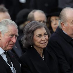 Los Reyes Juan Carlos y Sofía y el Príncipe Carlos en el funeral de Miguel de Rumanía