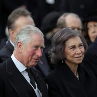 Los Reyes Juan Carlos y Sofía y el Príncipe Carlos en el funeral de Miguel de Rumanía