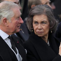La Reina Sofía hablando con el Príncipe Carlos en el funeral de Miguel de Rumanía