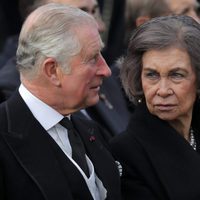 La Reina Sofía hablando con el Príncipe Carlos en el funeral de Miguel de Rumanía