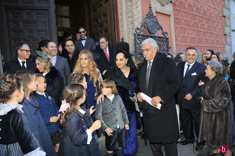 Paulina Rubio con su madre y su hijo en la boda de su hermano Enrique Rubio con María Escrivá de Balaguer