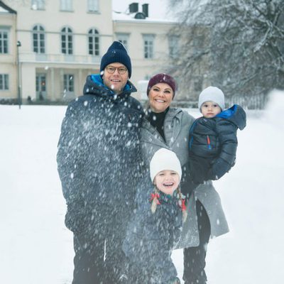 Victoria y Daniel de Suecia y sus hijos Estela y Oscar felicitan la Navidad 2017