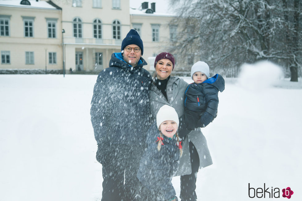 Victoria y Daniel de Suecia y sus hijos Estela y Oscar felicitan la Navidad 2017