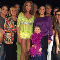 Victoria de Suecia y su hija Estela con una boa de plumas con los drag queens de After Dark