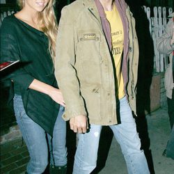 Enrique Iglesias y Anna Kournikova paseando por Beverly Hills