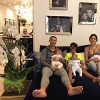 Cristiano Ronaldo y Georgina Rodríguez con sus cuatro hijos