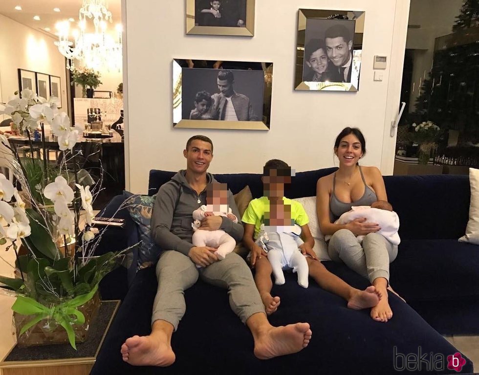 Cristiano Ronaldo y Georgina Rodríguez con sus cuatro hijos