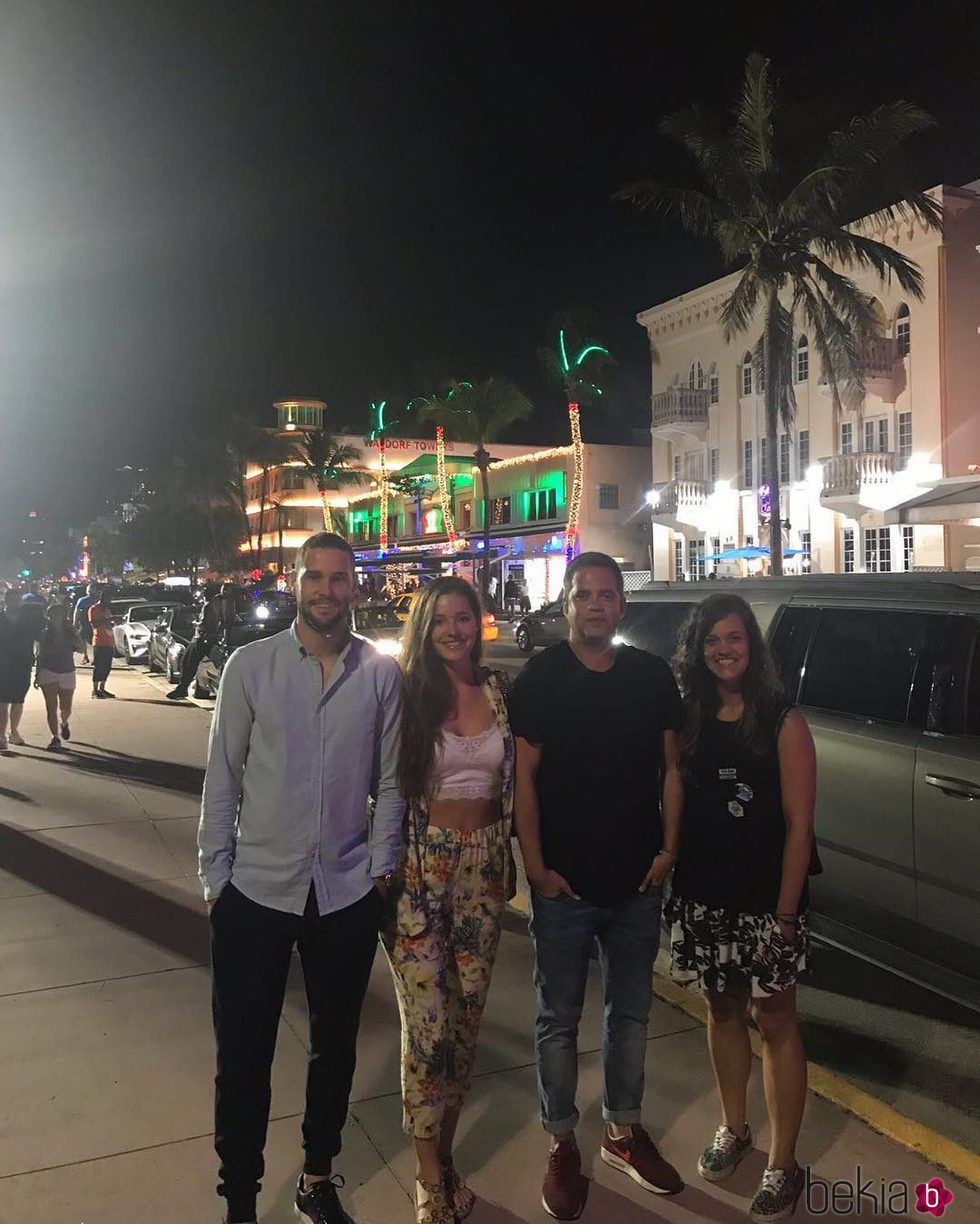 Malena Costa y Mario Suárez con unos amigos en Miami