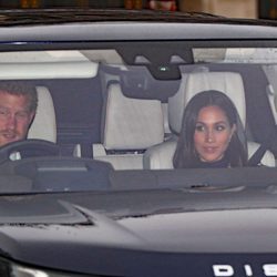 El Príncipe Harry lleva por primera vez a Meghan Markle al almuerzo de Navidad 2017 en Buckingham Palace