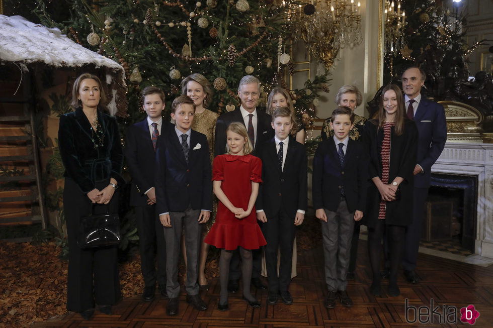 Felipe de Bélgica con la Reina Matilde, sus hijos, su hermana Astrid, sus cuñados y sus sobrinos en el concierto de Navidad