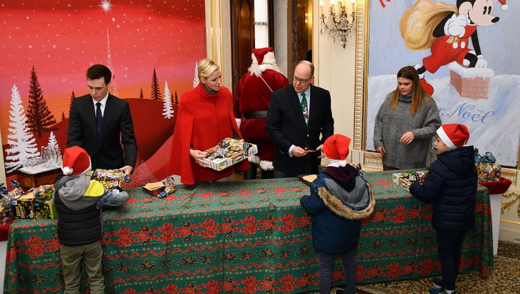 Alberto y Charlene de Mónaco reparten regalos a los niños junto a Louis Ducruet y Camille Gottlieb