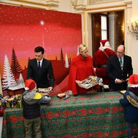 Alberto y Charlene de Mónaco reparten regalos a los niños junto a Louis Ducruet y Camille Gottlieb