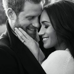 El Príncipe Harry y Meghan Markle, muy enamorados en su foto oficial de compromiso