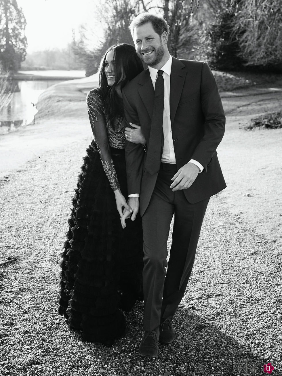 El Príncipe Harry y Meghan Markle pasean enamorados por Windsor