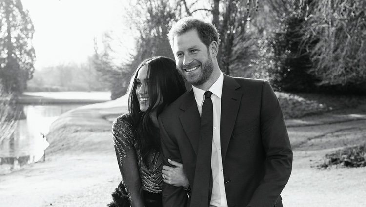 El Príncipe Harry y Meghan Markle pasean enamorados por Windsor