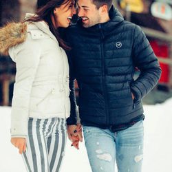 Sofia Suescun y Alejandro Albalá cogidos de la mano en la nieve