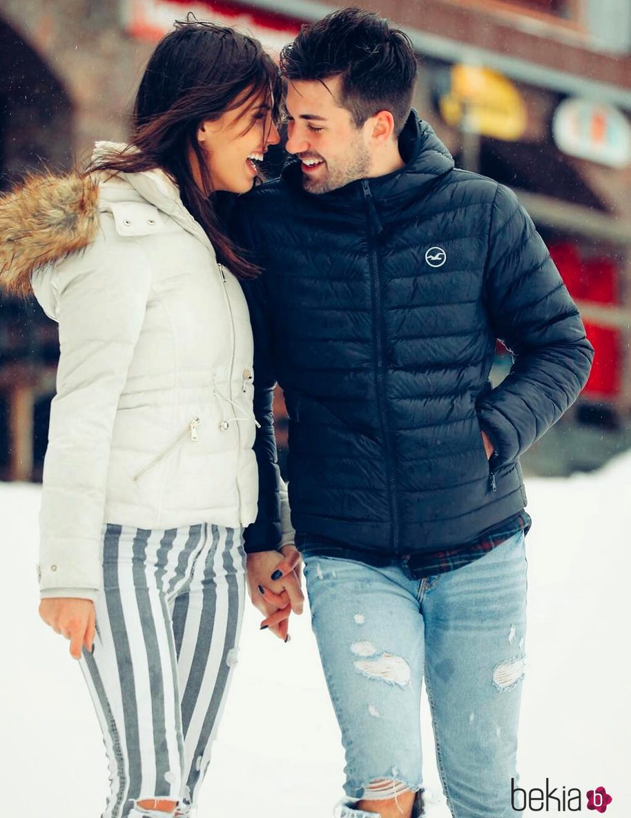 Sofia Suescun y Alejandro Albalá cogidos de la mano en la nieve