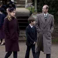 El Príncipe Eduardo con sus hijos Lady Louise y James Mountbatten-Windsor en la Misa de Navidad 2017