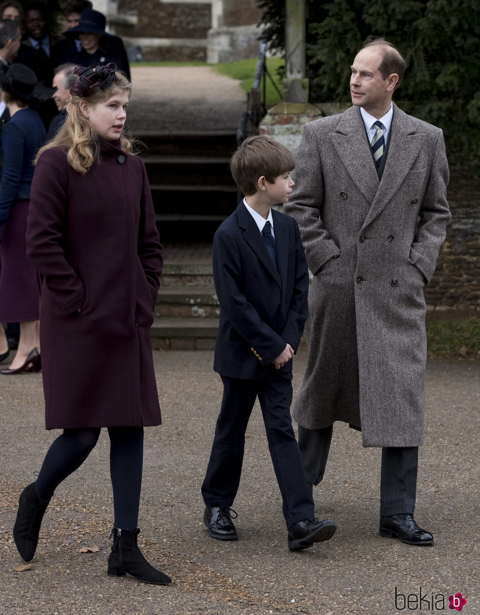 El Príncipe Eduardo con sus hijos Lady Louise y James Mountbatten-Windsor en la Misa de Navidad 2017