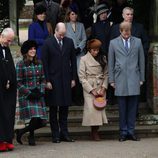 Los Duques de Cambridge, el Príncipe Harry y Meghan Markle hacen una reverencia a la Reina Isabel en la Misa de Navidad 2017