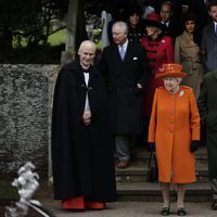 La Reina Isabel, el Duque de Edimburgo, el Príncipe Carlos, Camilla Parker, el Príncipe Harry y Meghan Markle en la Misa de Navidad 2017