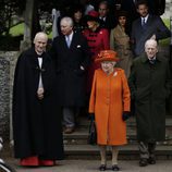 La Reina Isabel, el Duque de Edimburgo, el Príncipe Carlos, Camilla Parker, el Príncipe Harry y Meghan Markle en la Misa de Navidad 2017