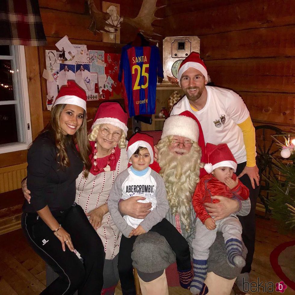 Leo Messi y Antonella Roccuzzo con sus hijos Mateo y Thiago en Navidad