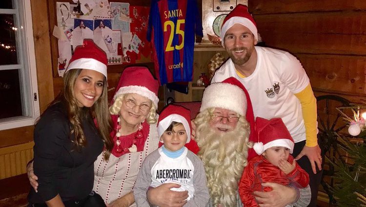 Leo Messi y Antonella Roccuzzo con sus hijos Mateo y Thiago en Navidad