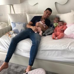 Cristiano Ronaldo junto a sus hijos Eva, Mateo y Alana Martina