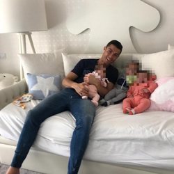 Cristiano Ronaldo junto a sus hijos Eva, Mateo y Alana Martina