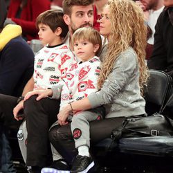 Shakira y Gerard Piqué con Milan y Sasha disfrutando de un partido de la NBA